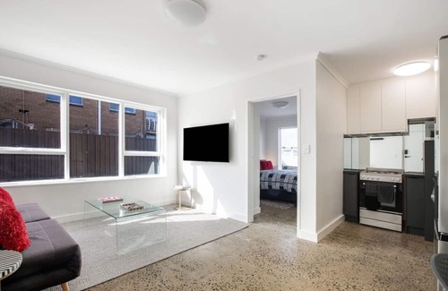 Melbourne Apartment | Fly Around Town in Chic Retreat