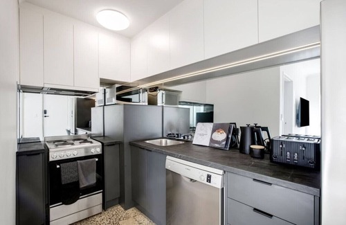 Melbourne Apartment | Fly Around Town in Chic Retreat