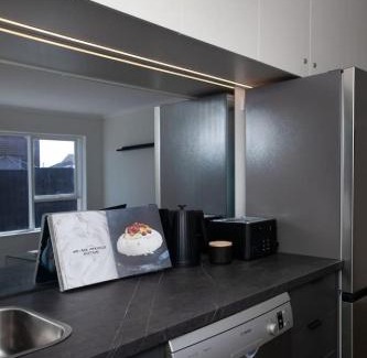 Melbourne Apartment | Fly Around Town in Chic Retreat