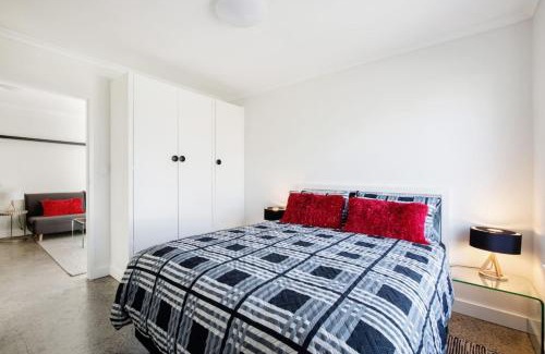 Melbourne Apartment | Fly Around Town in Chic Retreat