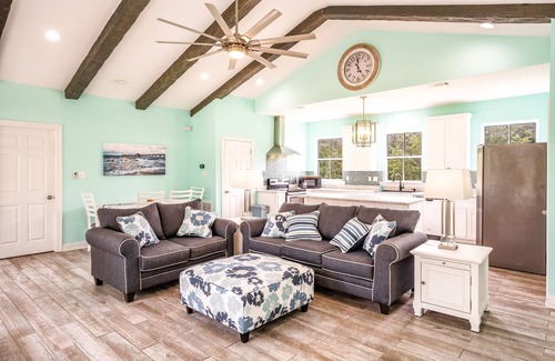 Ocean Springs House | Fly Away From The Day-To-Day! Quiet & Peaceful 2BR Oasis yet close enough to all