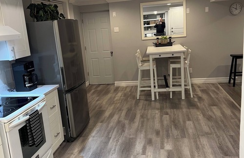Abbotsford House | Fly in Fly Out. Large Modern deluxe 1 bedroom suite w Full-size Kitchen W/D.