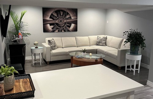 Abbotsford House | Fly in Fly Out. Large Modern deluxe 1 bedroom suite w Full-size Kitchen W/D.