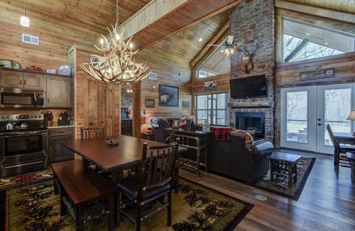 Branson Cedars Cabin | Fly Rod Lodge - Premium cabin | 2 Bed, 2 Bath