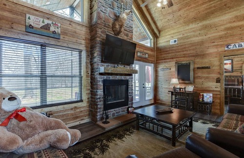 Branson Cedars Cabin | Fly Rod Lodge - Premium cabin | 2 Bed, 2 Bath