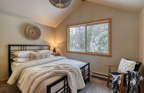 Coolin Cabin | Flying Arrow Cabin ~ Priest Lake with Lake Views 3 bedrooms Sleeps 12
