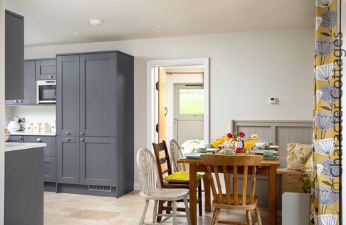 Bourton House | FLYNN'S BARN, family friendly, with open fire in Naunton