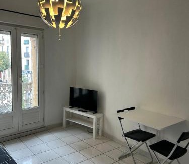 Beziers City Centre Apartment | Foch 3-Studio-Beziers center -wifi -tv connected