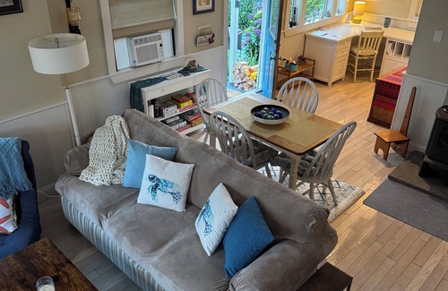 Adamsville Cottage | Fogland Beach Cottage. Pets welcome!