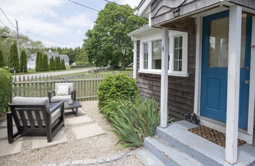 Adamsville Cottage | Fogland Beach Cottage. Pets welcome!