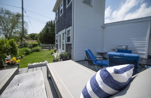 Adamsville Cottage | Fogland Beach Cottage. Pets welcome!