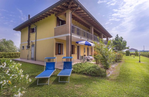 Marano Lagunare Apartment | Folaghe 4, apartment with terrace overlooking the grove