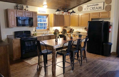 Mountain View Cabin | Folk Cabin! Secluded Modern 2 BR/2 Full Bath Cabin just behind Ozark Folk Center