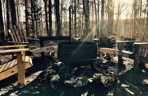 Mountain View Cabin | Folk Cabin! Secluded Modern 2 BR/2 Full Bath Cabin just behind Ozark Folk Center