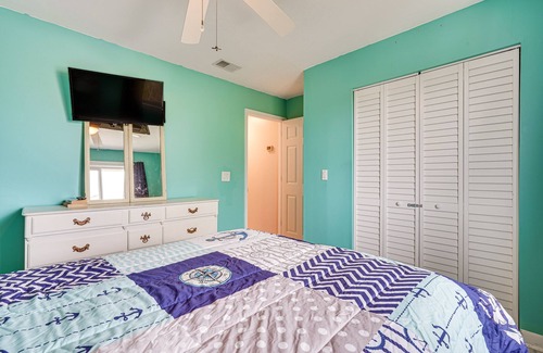 Folly Beach Apartment | Folly Beach Retreat w/Pool Access & River Views!