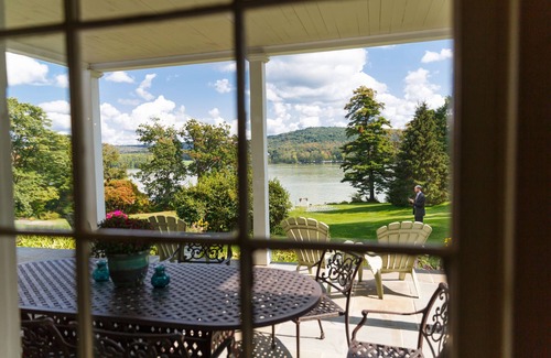 Town of Catharine House | Fontainebleau lakeside B&B with 8 guest rooms, amazing views and gardens.