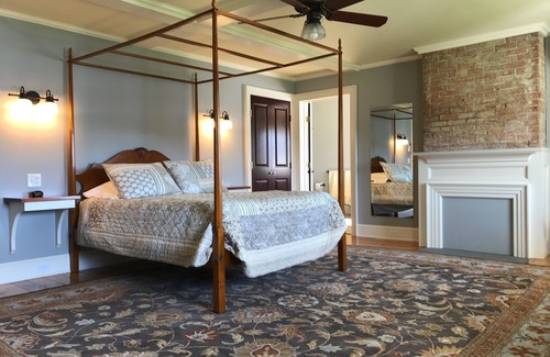 Town of Catharine House | Fontainebleau lakeside B&B with 8 guest rooms, amazing views and gardens.