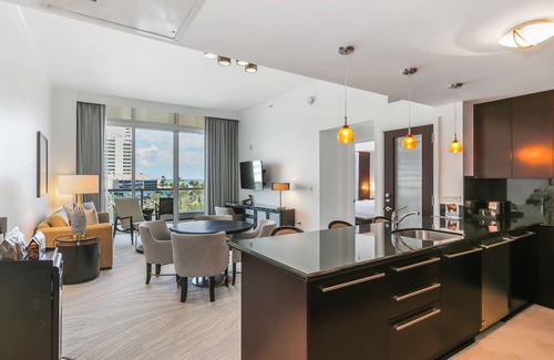 Mid Beach Condo | Fontainebleau OceanView Suite Full Kitchen, washer/dryer, FREE Valet&Spa Passes!