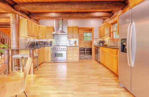 Almond Cabin | Fontana View 2 - Open Floor-plan with Two Master Suites