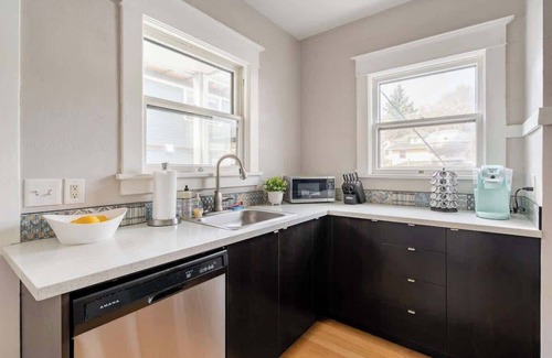 Belmont Apartment | Foodie Hotspot Walk Everywhere 1BR Retreat