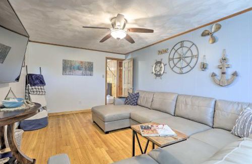 Plainville House | Football Fans Lake Retreat - 5 Mins to Gillette!