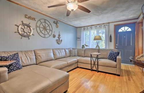 Plainville House | Football Fans Lake Retreat - 5 Mins to Gillette!