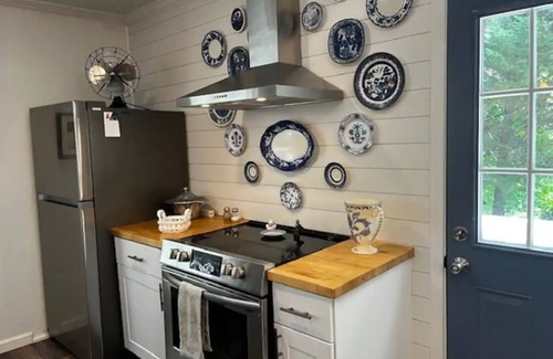 Hartwell Cottage | Football season is coming! UGA or Clemson? We've got you covered!