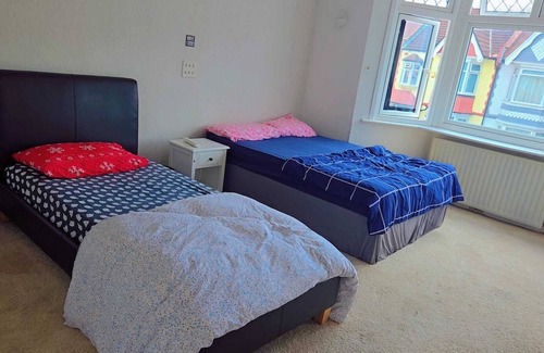 Wembley Central Bed & Breakfast | Footsteps away from wembley stadium. Best prime Location in wembley!nFamily Room
