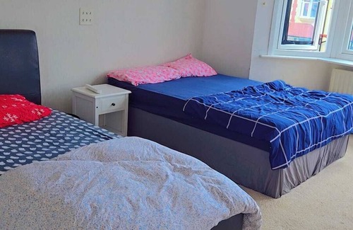 Wembley Central Bed & Breakfast | Footsteps away from wembley stadium. Best prime Location in wembley!nFamily Room