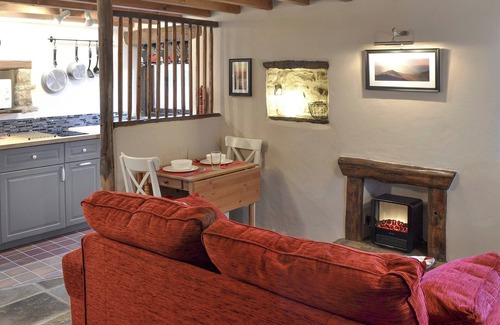 Peak District Cottage | For a relaxing country holiday or romantic break, this cosy cottage is ideal.