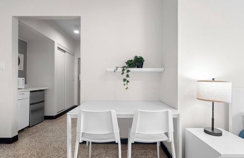 Miramar Apartment | For Family & Friends | With Balcony | Free Parking | Air Conditioner