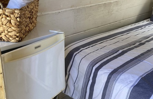 Hubbards Cabin | For the folks looking for a rustic getaway. Outdoor gravity fed shower heated☀️