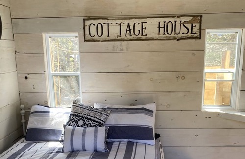 Hubbards Cabin | For the folks looking for a rustic getaway. Outdoor gravity fed shower heated☀️