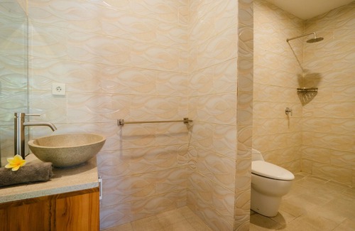 Babakan Villa | For Travellers Who Miss Home! Private Room with High Speed Wifi & Great Location