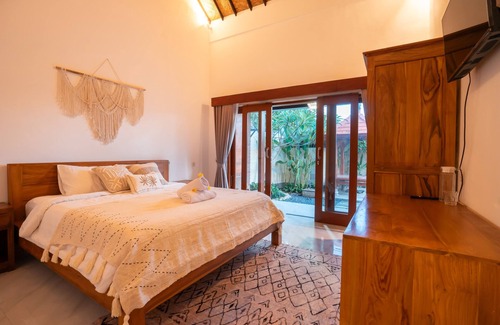Babakan Villa | For Travellers Who Miss Home! Private Room with High Speed Wifi & Great Location