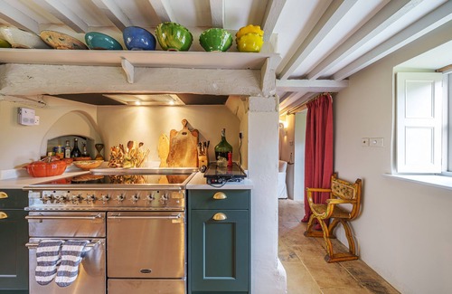 North Perrott Cottage | Ford Cottage - sleeps 4 guests in 3 bedrooms