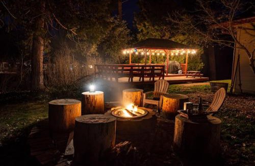 Oakhurst House | Forest Cabin by China Creek