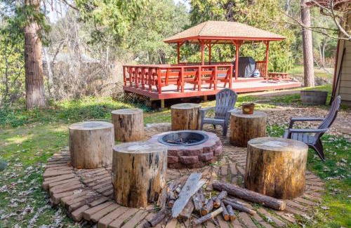 Oakhurst House | Forest Cabin by China Creek