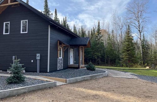 Manitoba Cabin | Forest Cabin Getaway! Sleeps 8, Hot Tub, Fireplace