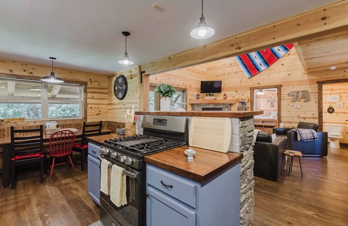 San Juan River Village Cabin | Forest Cabin | Hot Tub, Trails, Near Skiing & Town
