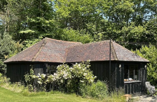 Abbess Roding Cabin | Forest cabin in the Kent countryside – pet friendly!