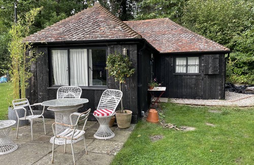 Abbess Roding Cabin | Forest cabin in the Kent countryside – pet friendly!