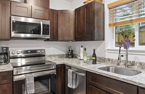 Ashford Cabin | Forest Cabin Near Mt. Rainier Ntl. Park Entrance w/Hottub-AC-WiFi-Fenced Yard