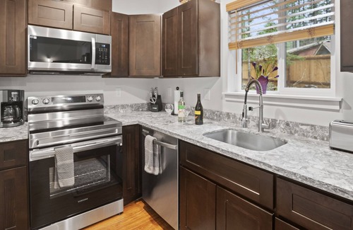 Ashford Cabin | Forest Cabin Near Mt. Rainier Ntl. Park Entrance w/Hottub-AC-WiFi-Fenced Yard
