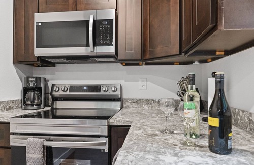 Ashford Cabin | Forest Cabin Near Mt. Rainier Ntl. Park Entrance w/Hottub-AC-WiFi-Fenced Yard