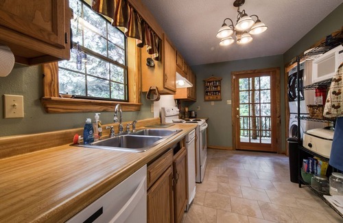 Garfield Cabin | Forest Creek Cabin- Beautiful Mountain Getaway!