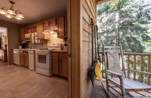 Garfield Cabin | Forest Creek Cabin- Beautiful Mountain Getaway!