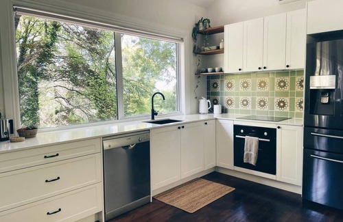 Ferny Creek Cottage | Forest Getaway for 7 in the heart of the Dandenong Ranges w/Fireplace & King Bed