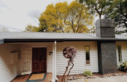 Ferny Creek Cottage | Forest Getaway for 7 in the heart of the Dandenong Ranges w/Fireplace & King Bed