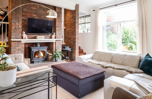 Farnham Common House | FOREST GETAWAY, pet friendly, with pool in Farnham Common